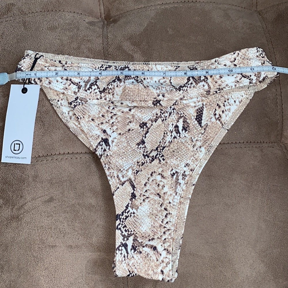 Ruby High Rise Bottom
Ellejay - Picture 6 of 6